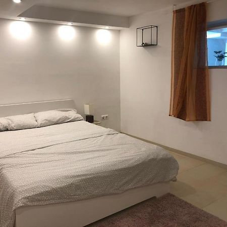 Bescheidene Untergeschoss Wohnung In Guter Lage. Кьолн Екстериор снимка