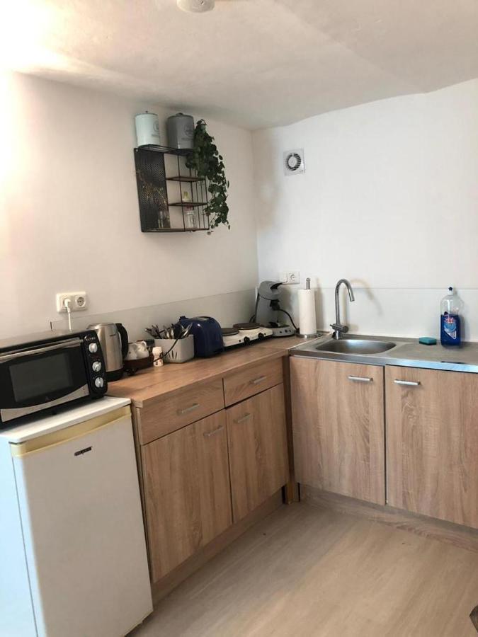 Bescheidene Untergeschoss Wohnung In Guter Lage. Кьолн Екстериор снимка