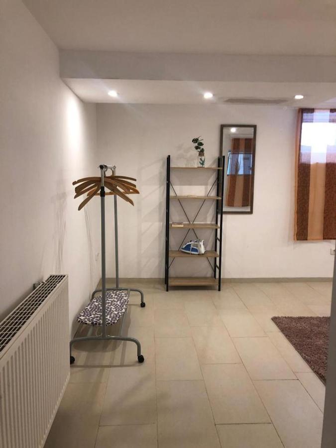 Bescheidene Untergeschoss Wohnung In Guter Lage. Кьолн Екстериор снимка