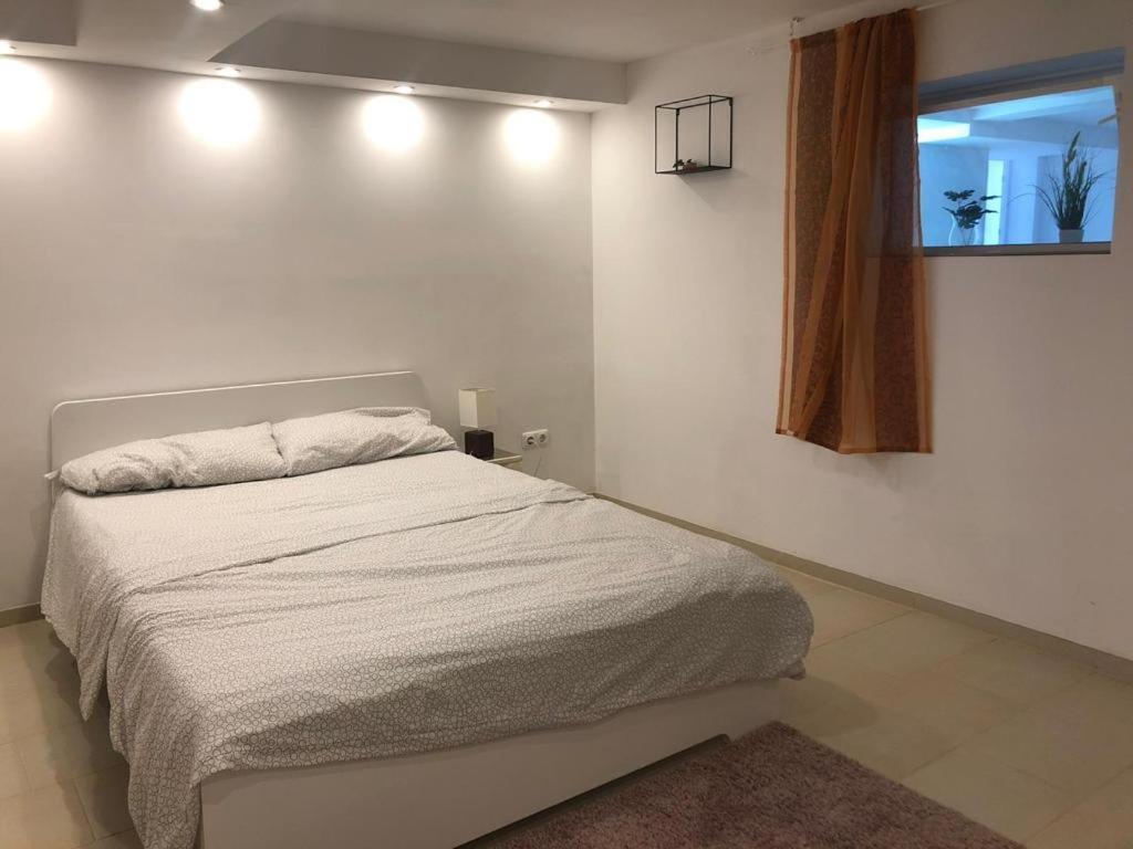 Bescheidene Untergeschoss Wohnung In Guter Lage. Кьолн Екстериор снимка